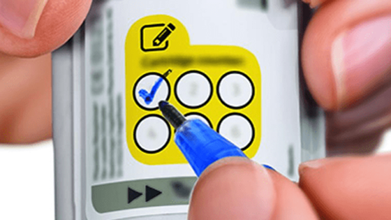 Zaznamenejte počet použitých náplní a vraťte průhledný vnější obal zpět